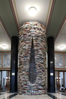 a la bibliothèque municipale, une tour fabriquée de livres..